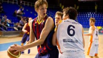 Nick Spires, durante un partido con el filial del Barcelona.