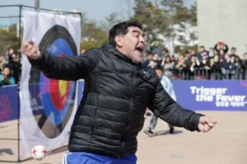 Maradona y Pablo Aimar jugaron un partido de futbol 5 con jóvenes coreanos para promocionar el sorteo del Mundial sub20. Maradona se convirtió en el protagonista y hasta en un momento del partido intento repetir la jugada de la mano de Dios, pero en esta ocasión no fue gol