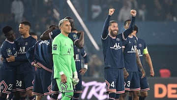 Los jugadores del PSG celebran el campeonato de liga tras empatar contra el Lens.