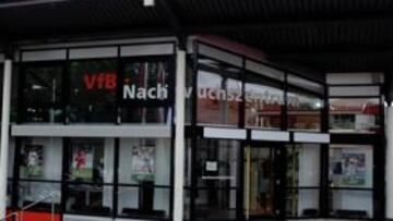 <b>LA FOTO DE KHEDIRA EN PRIMER LUGAR...</b> La Academia del Stuttgart se encuentra pegada al estadio Mercedes-Arena. La entrada al edificio la preside una foto de Khedira junto a otros jugadores ilustres del club. El Stuttgart cuenta con ocho campos de entrenamiento.