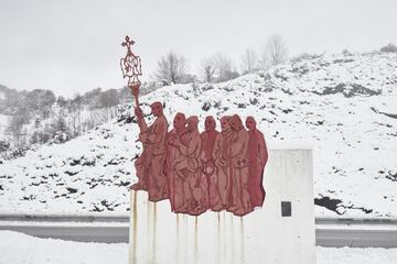 Una escultura rodeada de nieve en el alto de Azpirotz en Navarra (España). La Agencia Estatal de Meteorología (Aemet) mantiene la alerta naranja por acumulación de nieve en Navarra. Pamplona ha amanecido cubierta por una capa de unos cinco a diez centímetros de nieve, espesores que aumentan en el norte y son mucho mayores hacia el Pirineo, donde se llega a superar los 55 centímetros. A primera hora de la mañana se han sucedido dificultades para circular por numerosas vías.