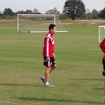 Javier Hernández recibió la visita del técnico de la Selección Mexicana, Juan Carlos Osorio, durante el entrenamiento del Bayer Leverkusen en Miami.