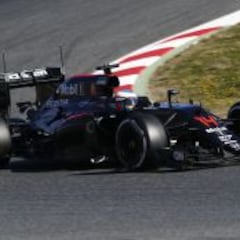 Fernando Alonso asoma la cabeza en Barcelona