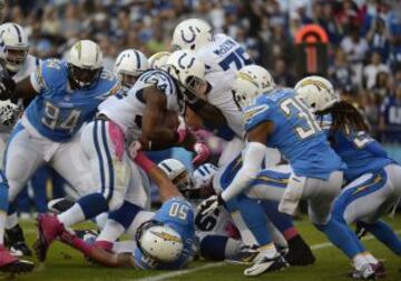 Trent Richardson 34 de los Indianapolis Colts se disputa el balon contra los San Diego Chargers