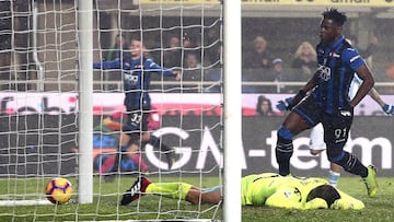 Atalanta's Duvan Zapata (R) scores the 2-1 goal during the Italian Serie A soccer match between Atalanta BC and Spal at Atleti Azzurri d'Italia Stadium in Bergamo, Italy, 10 February 2019. (Italia)