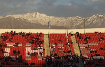 Vista general de las gradas ocupadas por los aficionados hoy, jueves 8 de octubre de 2015, antes del partido entre Chile y Brasil en el Estadio Nacional de Santiago de Chile, por la primera fecha de las eliminatorias suramericanas al Mundial Rusia 2018.