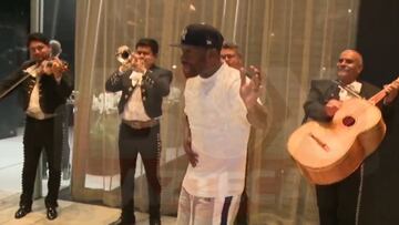 Este es el momento en que Floyd Mayweather Jr. baila al ritmo de mariachi.