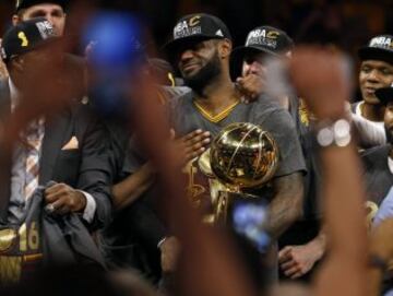 El primer anillo de los Cavs: fiesta en Oakland y fiestón en Cleveland