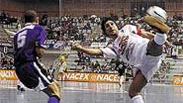 <b>MALABARISMO.</B> Paulo Roberto fue uno de los genios del choque.