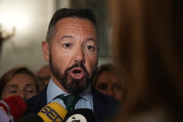 El segundo teniente de Alcaldía, Juanma Badenas, atiende a los medios de comunicación durante una sesión plenaria, en el Ayuntamiento de Valencia, a 12 de julio de 2024, en Valencia, Comunidad Valenciana (España). El pleno del Ayuntamiento de Valencia, donde el Partido Popular y VOX mantienen un pacto de gobierno, se celebra un día después de la decisión anunciada por el líder de VOX, Santiago Abascal, de que dimitirán de sus cargos los vicepresidentes y miembros de gobierno de las comunidades autónomas, y que pasarán en ellas de gobernar en coalición a ejercer una oposición "leal y contundente".
12 JULIO 2024;VOX;PP;PARTIDO POPULAR;RUPTURA;MENAS
Jorge Gil / Europa Press
12/07/2024