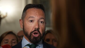 El segundo teniente de Alcaldía, Juanma Badenas, atiende a los medios de comunicación durante una sesión plenaria, en el Ayuntamiento de Valencia, a 12 de julio de 2024, en Valencia, Comunidad Valenciana (España). El pleno del Ayuntamiento de Valencia, donde el Partido Popular y VOX mantienen un pacto de gobierno, se celebra un día después de la decisión anunciada por el líder de VOX, Santiago Abascal, de que dimitirán de sus cargos los vicepresidentes y miembros de gobierno de las comunidades autónomas, y que pasarán en ellas de gobernar en coalición a ejercer una oposición "leal y contundente".
12 JULIO 2024;VOX;PP;PARTIDO POPULAR;RUPTURA;MENAS
Jorge Gil / Europa Press
12/07/2024