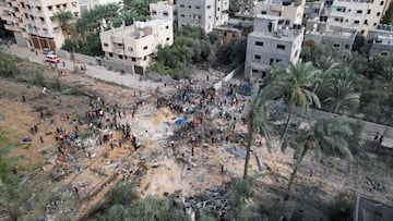 People work to remove the debris as they search for bodies of Palestinians from al-Muqayed family, following Israeli strikes on their house, in the central Gaza Strip, October 17, 2023. REUTERS/Mohammed Fayq Abu Mostafa