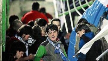 <b>ACCIDENTE. </b>Una valla cedió y treinta aficionados del Alavés cayeron al foso de Mendizorroza.
