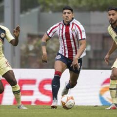 Raúl Gudiño salvó el empate para Chivas en el último minuto