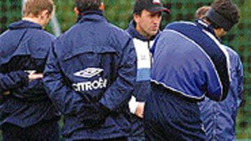 <B>CHARLA</B>. Lotina analizó con la plantilla la derrota del pasado domingo ante el Racing.