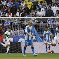 La plácida despedida del Deportivo acaba con la bronca de Riazor