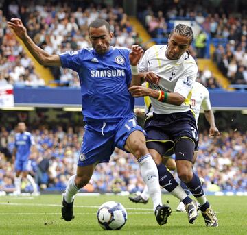 El lateral derecho de Chelsea fue campeón de la Premier League 2009 - 2010.