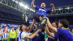 El Espanyol celebra el ascenso a Primera División. En la imagen, Manolo González manteado por los jugadores pericos.