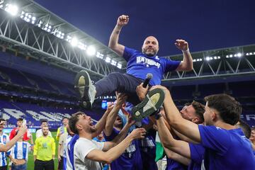 El Espanyol celebra el ascenso a Primera División. En la imagen, Manolo González manteado por los jugadores pericos.