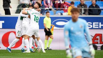 Los jugadores del Elche celebran el gol de Nico Fernández en El Alcoraz.