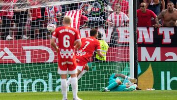 GIRONA, 06/10/2024.- El delantero del Girona Cristhian Stuani (c) marca el 2-1 durante el partido de LaLiga disputado ante el Girona este domingo en el estadio de Montilivi. EFE/ Siu Wu