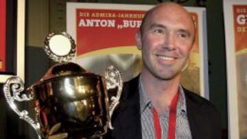 Rodax fue homenajeado por el Admira, club con el que fue Bota de Plata.