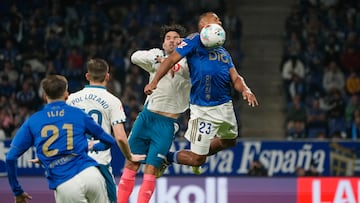 Leandro Cabrera y Salomón Rondón, durante el partido de LaLiga EA Sports entre Oviedo y Espanyol.