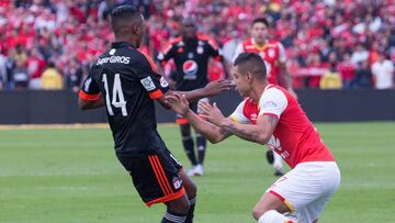 Iv&aacute;n V&eacute;lez y Juan Daniel Roa en la disputa por el bal&oacute;n durante el juego entre Santa Fe y Am&eacute;rica de Cali por la Liga &Aacute;guila II-2017