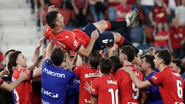 Unai no se libr¨® del manteo de sus compa?eros.