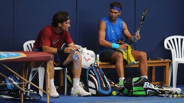 Carlos Moy&aacute; y Rafa Nadal descansan durante un entrenamiento entre ambos.