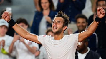 Argentina's Tomas Martin Etcheverry celebrates his victory over Japan's Yoshihito Nishioka during their men's singles match on day nine of the Roland-Garros Open tennis tournament at the Court Suzanne-Lenglen in Paris on June 5, 2023. (Photo by Emmanuel DUNAND / AFP)