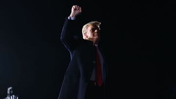 El presidente de los Estados Unidos, Donald Trump, levanta el pu&ntilde;o despu&eacute;s de hablar durante una manifestaci&oacute;n en apoyo de los senadores republicanos Kelly Loeffler y David Perdue antes de la segunda vuelta del Senado en Dalton, Georgia, el 4 de enero de 2021.