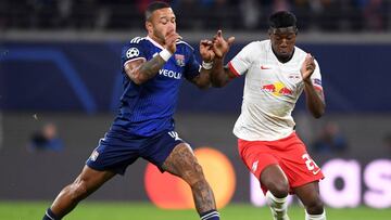 Leipzig (Germany), 02/10/2019.- Leipzig's Nordi Mukiele (R) in action against Lyon's Memphis Depay (L) during the UEFA Champions League group G soccer match between RB Leipzig vs Olympique Lyon in Leipzig, Germany 02 October 2019. (Liga de Campe