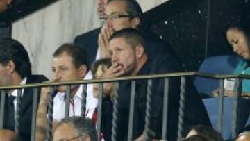 Simeone, viendo el partido desde la grada.