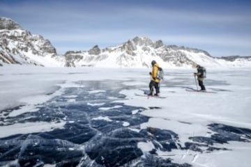 La frontera entre China y Corea del Norte cruza este lago sagrado que la expedición no dudo en cruzar en busca de montañas por las que deslizarse.