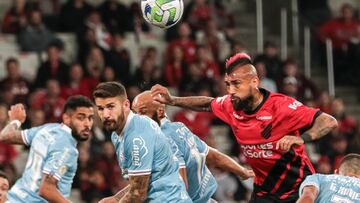 El jugador de Athletico Paranaense, Arturo Vidal, es fotografiado durante el partido del Brasileirao contra Bahia.