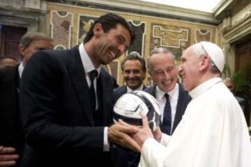 Papa Francisco recibe un balón de fútbol como regalo del portero italiano Gianluigi Buffon durante una audiencia privada en el Vaticano, 13 de agosto 2013.