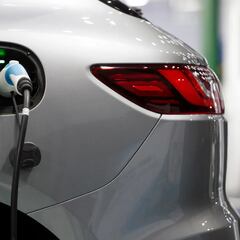 ¿Me puedo deducir el IRPF en la Renta 24-25 si he comprado un coche eléctrico o híbridro?