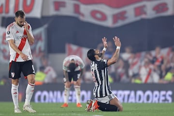 . BUENOS AIRES (ARGENTINA), 29/10/2024.- Hulk (d) de Mineiro celebra al ganar ante River este martes, en un partido de las semifinales de la Copa Libertadores entre River Plate y Atlético Mineiro en el estadio Mas Monumental de Buenos Aires (Argentina). EFE/ Juan Ignacio Roncoroni
