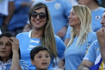 Belleza y color en la previa del duelo entre Chile y Uruguay