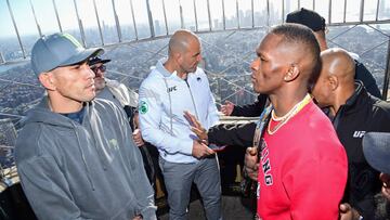 Cara a cara de Israel Adesanya y Alex Pereira en el Empire State en New York.