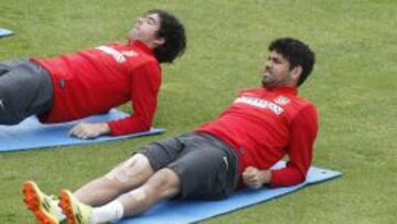Diego Costa estira sobre una colchoneta.