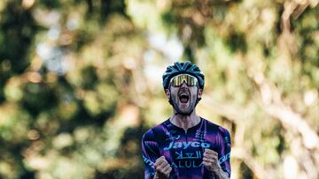 El ciclista australiano Luke Durbridge celebra su victoria en la prueba de fondo de los Campeonatos de Australia de ciclismo en ruta.