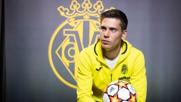 Juan Foyth posa con el bal¨®n de la Champions con la ropa del Villarreal.