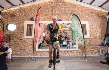 El empresario británico Ben Miles ha entrado en el libro Guinness al establecer un nuevo récord de pedaleo sobre bicicleta estática. Miles ha pedaleado durante doce días seguidos, con descansos de cinco minutos cada hora. Su objetivo ha sido concienciar a la sociedad de la necesidad de preservar y cuidar el medio ambiente.