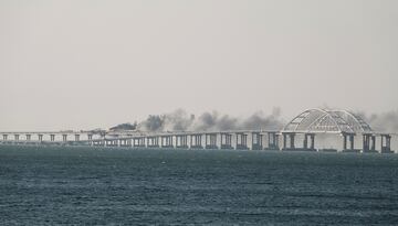 El Puente de Crimea es el más largo de Europa y uno de los más estratégicos del continente. La NAK, Comité Nacional Antiterrorista de Rusia, ha informado de una explosión de un camión la cual ha provocado el incendio de varios tanques.