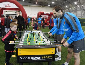 Mustafi y Cech jugando taca-taca con los niños.