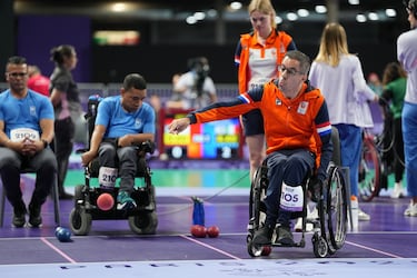 Cada jugador, pareja o equipo dispone de seis bolas en cada manga y gana aquel cuya bola termine más cerca de la blanca. Las competiciones individuales y por parejas constan de cuatro mangas, mientras que las de equipos se componen de seis.