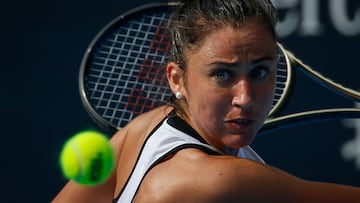 La tenista española Sara Sorribes devuelve una bola durante su partido ante Iga Swiatek en el WTA 1.000 de Pekín.