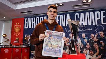 Antonio posa con la portada de AS con el éxito de la Selección en la Eurocopa.